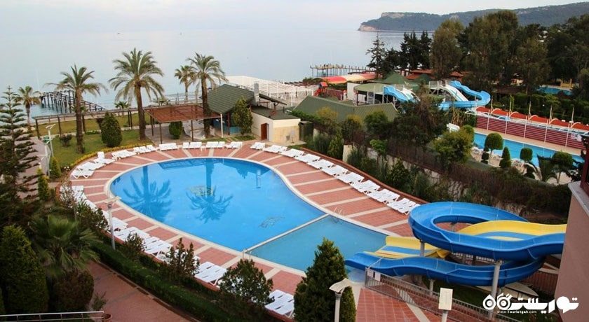 نمایی از پارک آبی و سرسره های مهیج